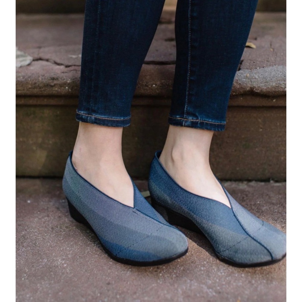 Charleston Shoe Co‎ Cape Wedges Blue Fabric Blue Gray Slip On Shoes